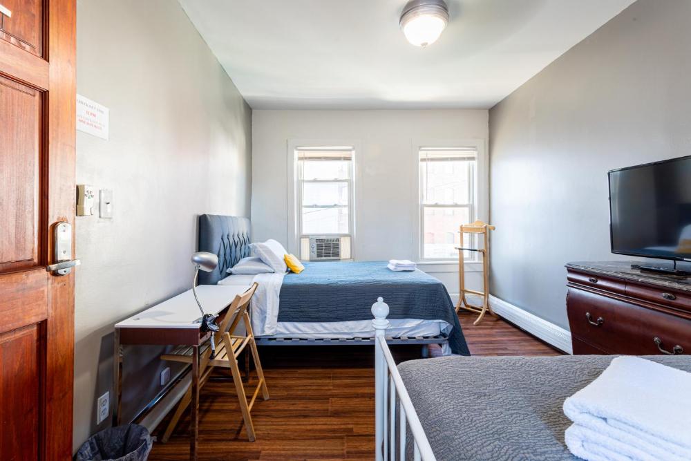 Double Room with Shared Bathroom interior